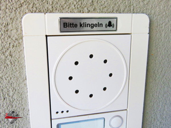 BIKE-label 3D Türschild „Tür Bitte Schließen“ – 93x40 Mm, Alu-Optik, Kratzfest & UV-beständig | Made In Germany